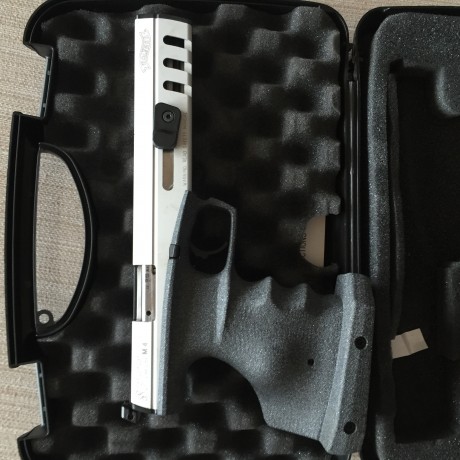 Vendo Walther SP22 M4 de competición con cachas anatómicas, alza y miras regulables, dos cargadores con 01