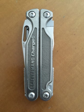 Pongo en venta una   LEATHERMAN CHARGE TTi  .

Cachas de Titanio, resto en acero inoxidable, hojas exteriores 01