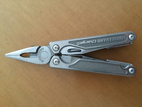 Pongo en venta una   LEATHERMAN CHARGE TTi  .

Cachas de Titanio, resto en acero inoxidable, hojas exteriores 02