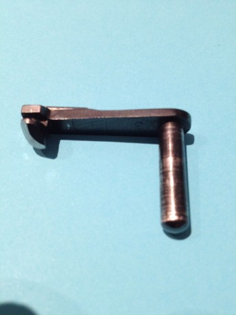 Vendo   PALANCA DE RETENIDA   original de   COLT 1911  . 

Pieza forjada y mecanizada a partir de barra 02
