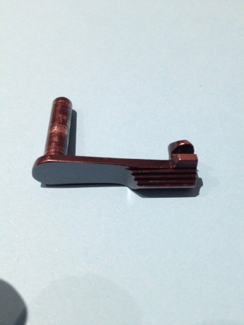 Vendo   PALANCA DE RETENIDA   original de   COLT 1911  . 

Pieza forjada y mecanizada a partir de barra 01