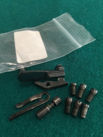 Vendo   PALANCA DE RETENIDA   original de   COLT 1911  . 

Pieza forjada y mecanizada a partir de barra 00