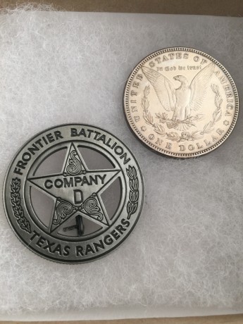 Vendo PLACA de los   TEXAS RANGERS DIVISION  , insignia de la   D COMPANY  , hecha en USA en acero, lacada, 00