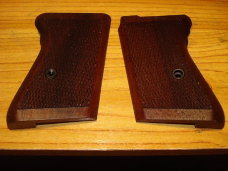 Hola,

Vendo un par de cachas en madera de nogal nuevas para Walther o Manurhin PPK, 65 euros más envío 01