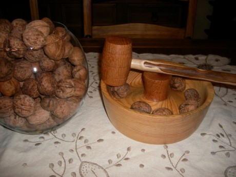 Pues eso aprovechando el regalo de unas castañas, he fabricado este cuenco en madera de riga o pino americano, 30