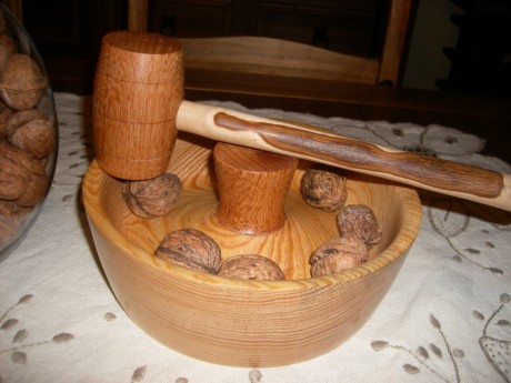 Pues eso aprovechando el regalo de unas castañas, he fabricado este cuenco en madera de riga o pino americano, 40
