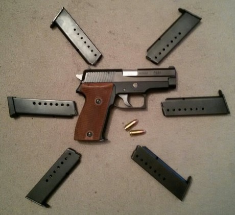  Hola a tod@s!

Vendo en Madrid Sig Sauer P225 guiada en "F".
Calibre 9mm PB.

Se entrega con 00