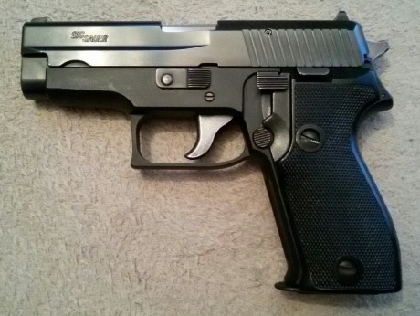   Hola a tod@s!

Vendo en Madrid Sig Sauer P225 guiada en "F".
Calibre 9mm PB.

Se entrega con 11
