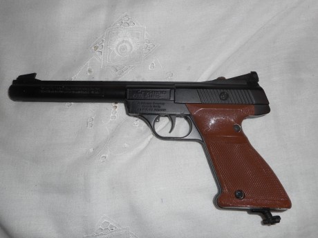PISTOLA DE GAS CO2 MARCA CROSSMAN, MODELO 1600.
ES UNA PISTOLA MUY BIEN CUIDADA, FUNCIONA CON BOTELLINES 01
