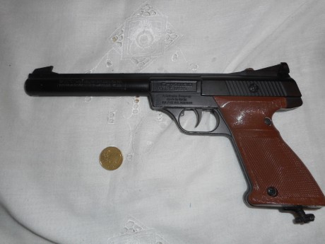PISTOLA DE GAS CO2 MARCA CROSSMAN, MODELO 1600.
ES UNA PISTOLA MUY BIEN CUIDADA, FUNCIONA CON BOTELLINES 00