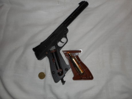 PISTOLA DE GAS CO2 MARCA CROSSMAN, MODELO 1600.
ES UNA PISTOLA MUY BIEN CUIDADA, FUNCIONA CON BOTELLINES 20