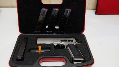 Se vendo tanfoglio stock 3 special ,tiene poco mas de un año y unos 3000 tiros ,se compro en la armeria 02
