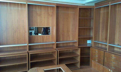 Vendo mueble armero para 28 armas esta compuesto por 5 modulos 3 de 6 armas y 2 de 5 arma. Y un esquinero.
Su 00