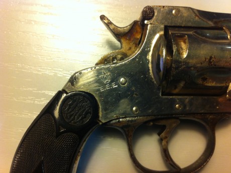 Buenas tardes,
Hace tiempo tengo este revolver (creo que un eibarrés de los muchos que corrieron imitando 01