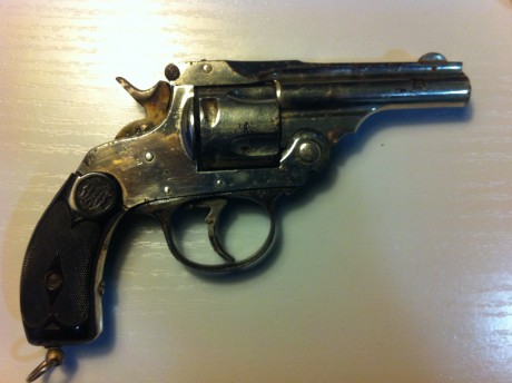 Buenas tardes,
Hace tiempo tengo este revolver (creo que un eibarrés de los muchos que corrieron imitando 00