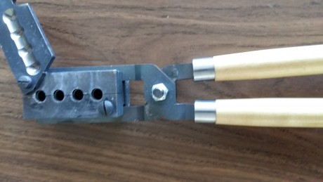 Pues eso. Que para hacer caja para el nuevo juguete me quito estos dos pepinos de turquesa. La primera 01