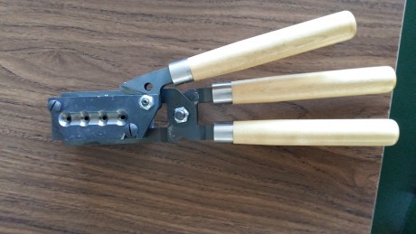 Pues eso. Que para hacer caja para el nuevo juguete me quito estos dos pepinos de turquesa. La primera 00