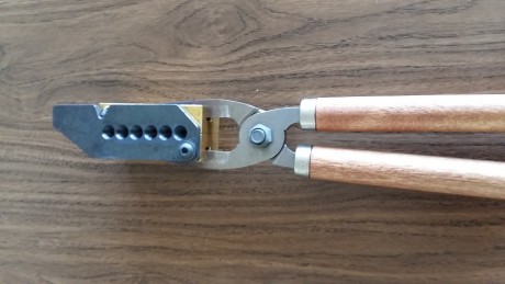 Pues eso. Que para hacer caja para el nuevo juguete me quito estos dos pepinos de turquesa. La primera 12
