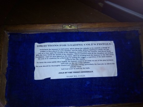 VENDIDA retirar del  foro. Caja antigua de presentación para pistola o revolver, interior de paño azul, 02