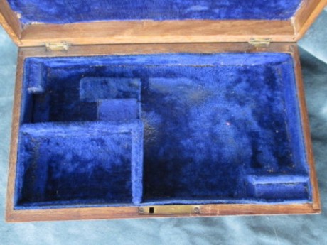 VENDIDA retirar del  foro. Caja antigua de presentación para pistola o revolver, interior de paño azul, 01