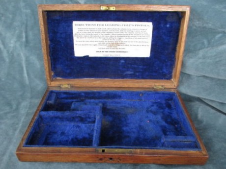 VENDIDA retirar del  foro. Caja antigua de presentación para pistola o revolver, interior de paño azul, 00