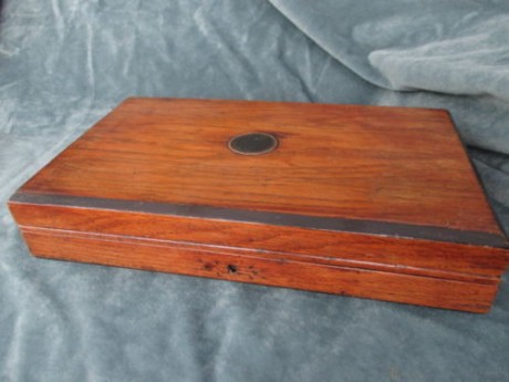 VENDIDA retirar del  foro. Caja antigua de presentación para pistola o revolver, interior de paño azul, 12