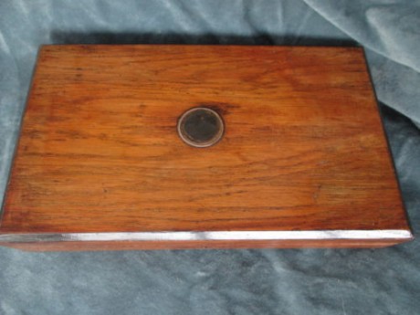 VENDIDA retirar del  foro. Caja antigua de presentación para pistola o revolver, interior de paño azul, 11