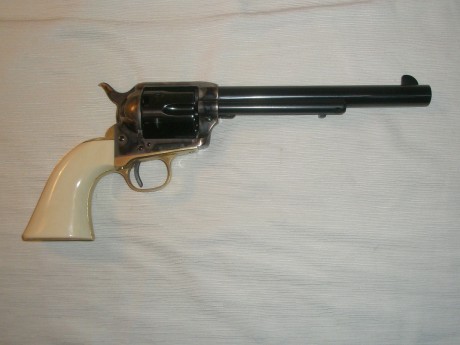 Vendo dos Cattleman nuevos de Uberti en calibre .44 de avancarga, guiados en AE.
Son de 4 3/4" ( 02