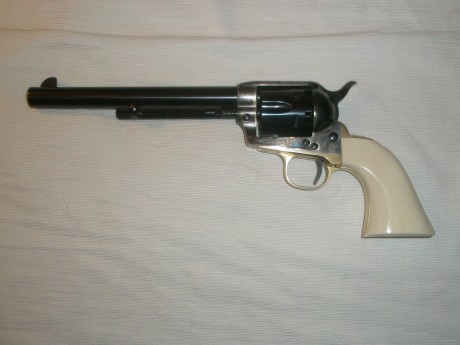 Vendo dos Cattleman nuevos de Uberti en calibre .44 de avancarga, guiados en AE.
Son de 4 3/4" ( 01