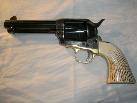 Vendo dos Cattleman nuevos de Uberti en calibre .44 de avancarga, guiados en AE.
Son de 4 3/4" ( 00