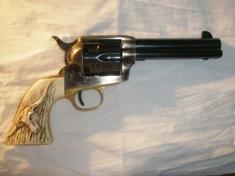 Vendo dos Cattleman nuevos de Uberti en calibre .44 de avancarga, guiados en AE.
Son de 4 3/4" ( 10