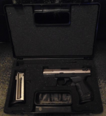 Vendo Walther P22 bicolor, el arma se encuentra en Zaragoza guiada en F, se entrega con maletín y dos 00