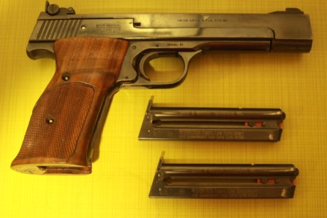 Buenas tardes a todo el foro.
Vendo pistola del calibre 22 Smith & wesson modelo 41.
con dos cargadores.
funciona 02