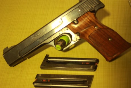 Buenas tardes a todo el foro.
Vendo pistola del calibre 22 Smith & wesson modelo 41.
con dos cargadores.
funciona 01