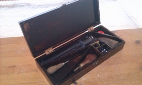 Buenas tardes a todos.

Vendo caja de madera para revolver remington army 1858 o revólveres de similar 02