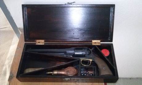 Buenas tardes a todos.

Vendo caja de madera para revolver remington army 1858 o revólveres de similar 00