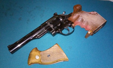 Vendo revolver Llama 357 M. en muy buen estado. Viene con cachas anatómicas y acompaño las originales. 01