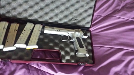 Se vende tanfoglio limited custom.calibre 9mm.con 4 cargadores y 2 juegos de cachas.precio 650 euros 00
