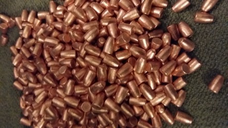 Pues eso. Que para hacer caja para el nuevo juguete me quito estos dos pepinos de turquesa. La primera 20