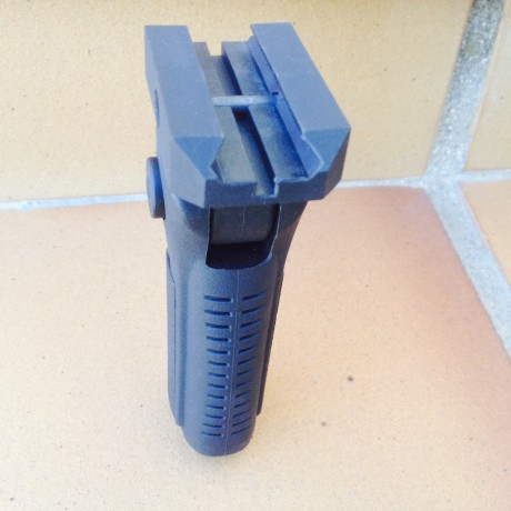Vendo este Grip de polímero para rail picatinny.
Es muy ligero e incorpora un compartimiento de almacenamiento 02