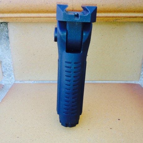 Vendo este Grip de polímero para rail picatinny.
Es muy ligero e incorpora un compartimiento de almacenamiento 01
