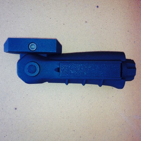 Vendo este Grip de polímero para rail picatinny.
Es muy ligero e incorpora un compartimiento de almacenamiento 10