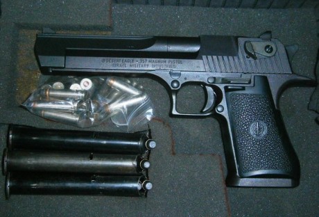 Hola a todos, un saludo pongo en venta Pistola Desert Eagle, calibre 357, en Perfecto estado con tres 02
