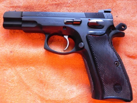 Hola compañeros.
Pongo a la venta mi pistola CZ 75,preparada para competir en IPSC.Lleva punto de fibra 02