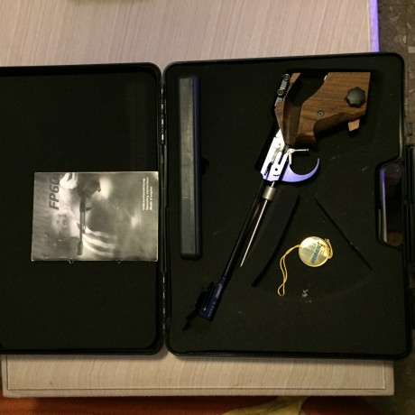 Buenas vendo pistola libré Hammerli por cese de modalidad, está muy nueva con pocos tiros, maletín original, 10
