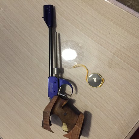 Vendo pistola libre con pocos tiros y en muy buen estado

Pistola impecable, maletín original, herramientas 01
