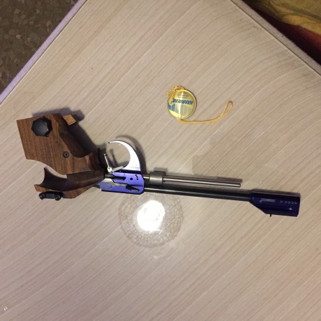 Vendo pistola libre con pocos tiros y en muy buen estado

Pistola impecable, maletín original, herramientas 12