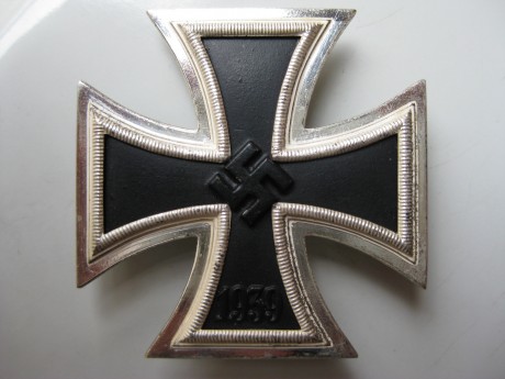 Hola a todos:
Estoy efectuando algunos cambios en mi colección de militaria original alemana, por lo cual 20