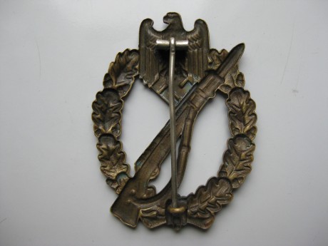 Hola a todos:
Estoy efectuando algunos cambios en mi colección de militaria original alemana, por lo cual 11
