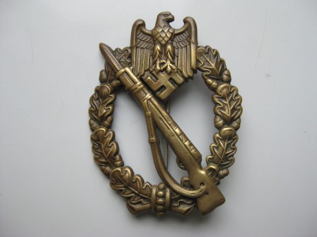 Hola a todos:
Estoy efectuando algunos cambios en mi colección de militaria original alemana, por lo cual 10